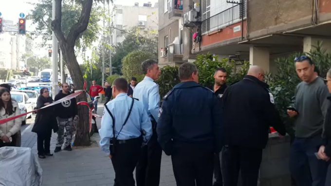 مشتبه يعتدي على زوجته بمطرقة وحالتها حرجة